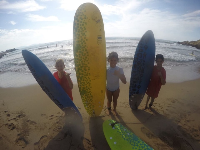 Jovenes alumnos de surf